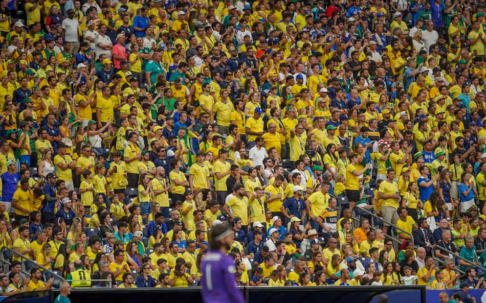 Torcida brasileira celebrando a classificação diante do Japão na Copa do Mundo.