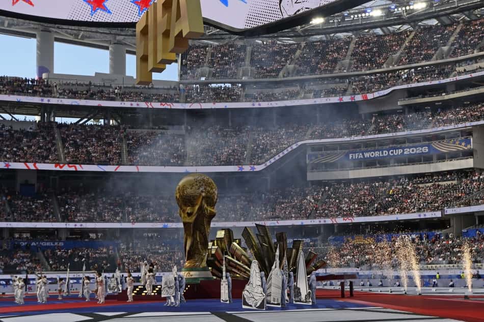 Cerimônia de abertura da Copa do Mundo de 2026, com a taça da competição e o símbolo da Fifa.