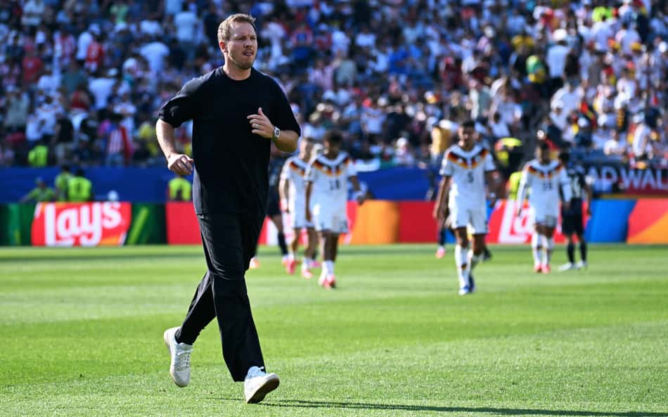 Julian Nagelsmann, ex-treinador da Alemanha, saindo de campo correndo durante o intervalo na partida contra o Paraguai, que eliminou os alemães na Copa do Mundo.