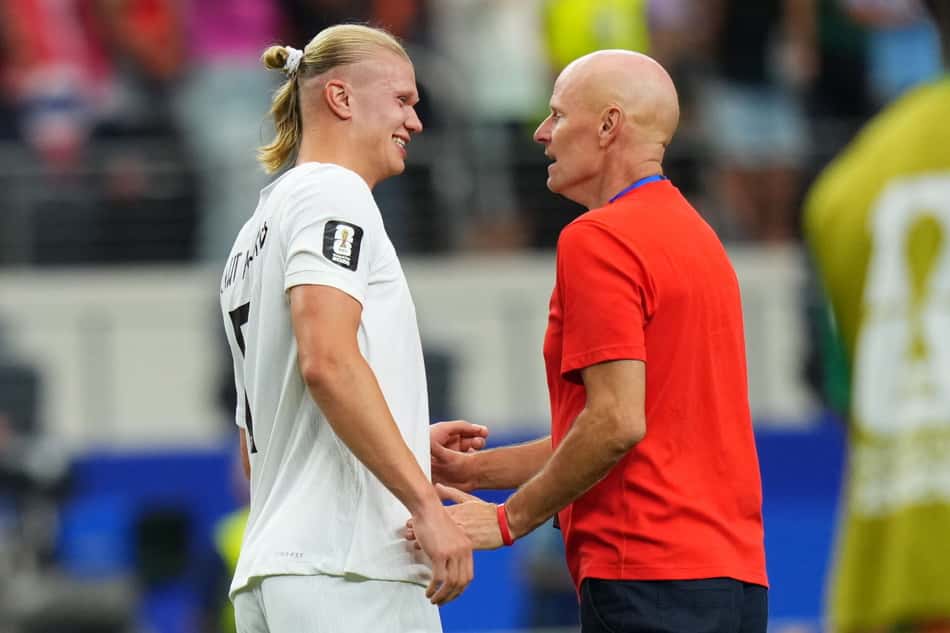 Stale Solbakken ao lado de Erling Haaland em partida da Noruega pela Copa do Mundo. (Foto: Agência Efe/Folhapress)