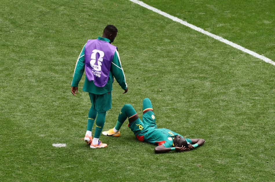 Jogadores do Senegal desolados com virada belga na Copa (Foto: Reuters/Folhapress)