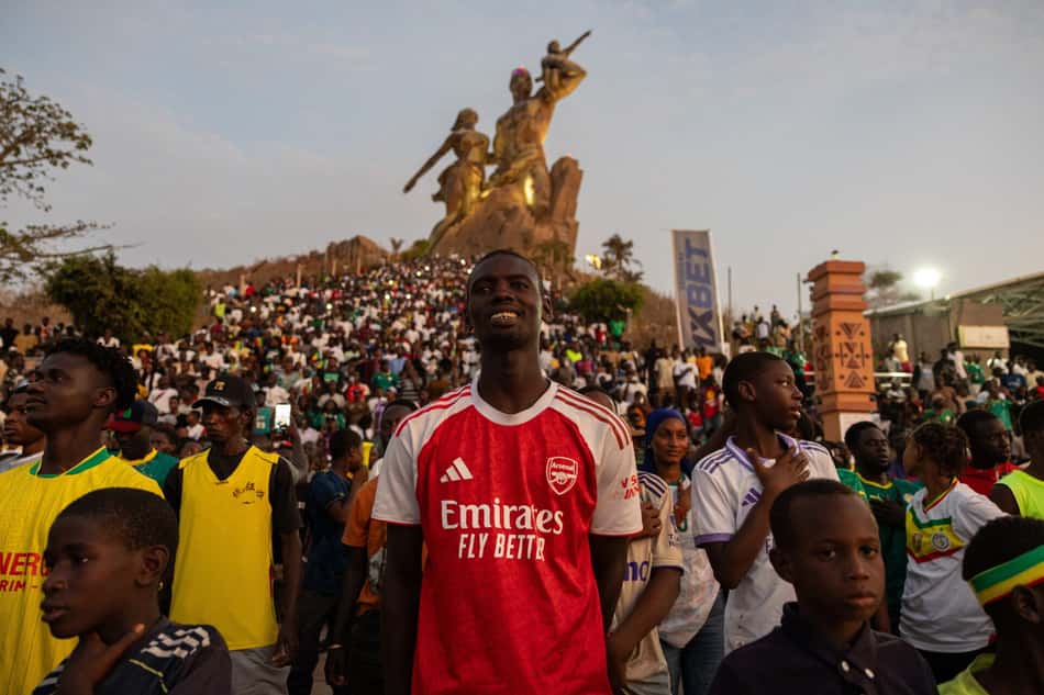 DAKAR (Senegal), 02/07/2026.- Senegalese football fans react as they watch the Senegal vs Belgium match at a World Cup 2026 Fan Zone in Dakar, Senegal, 01 July June 2026. The FIFA World Cup 2026 runs from 11 June to 19 July 2026, hosted by three nations: the United States, Mexico and Canada.