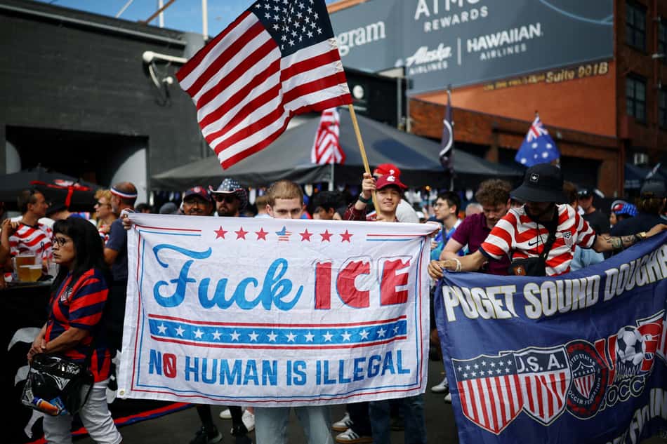 Protesto em Seattle no lado de fora do estádio onde os EUA venceram a Austrália no dia 19 de junho