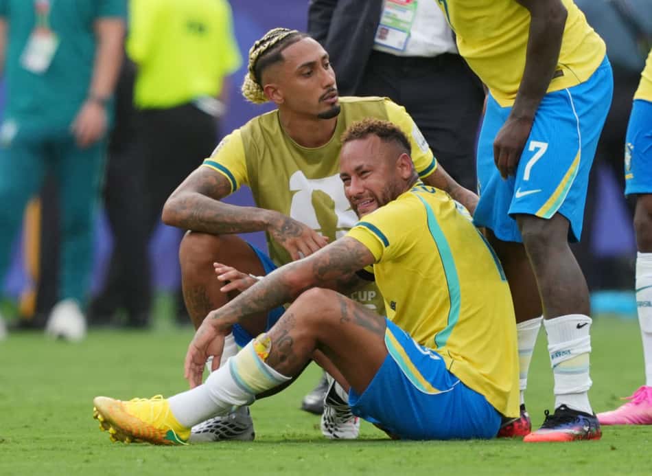 Neymar, aos prantos, é consolado por Raphinha após a derrota do Brasil para a Bélgica