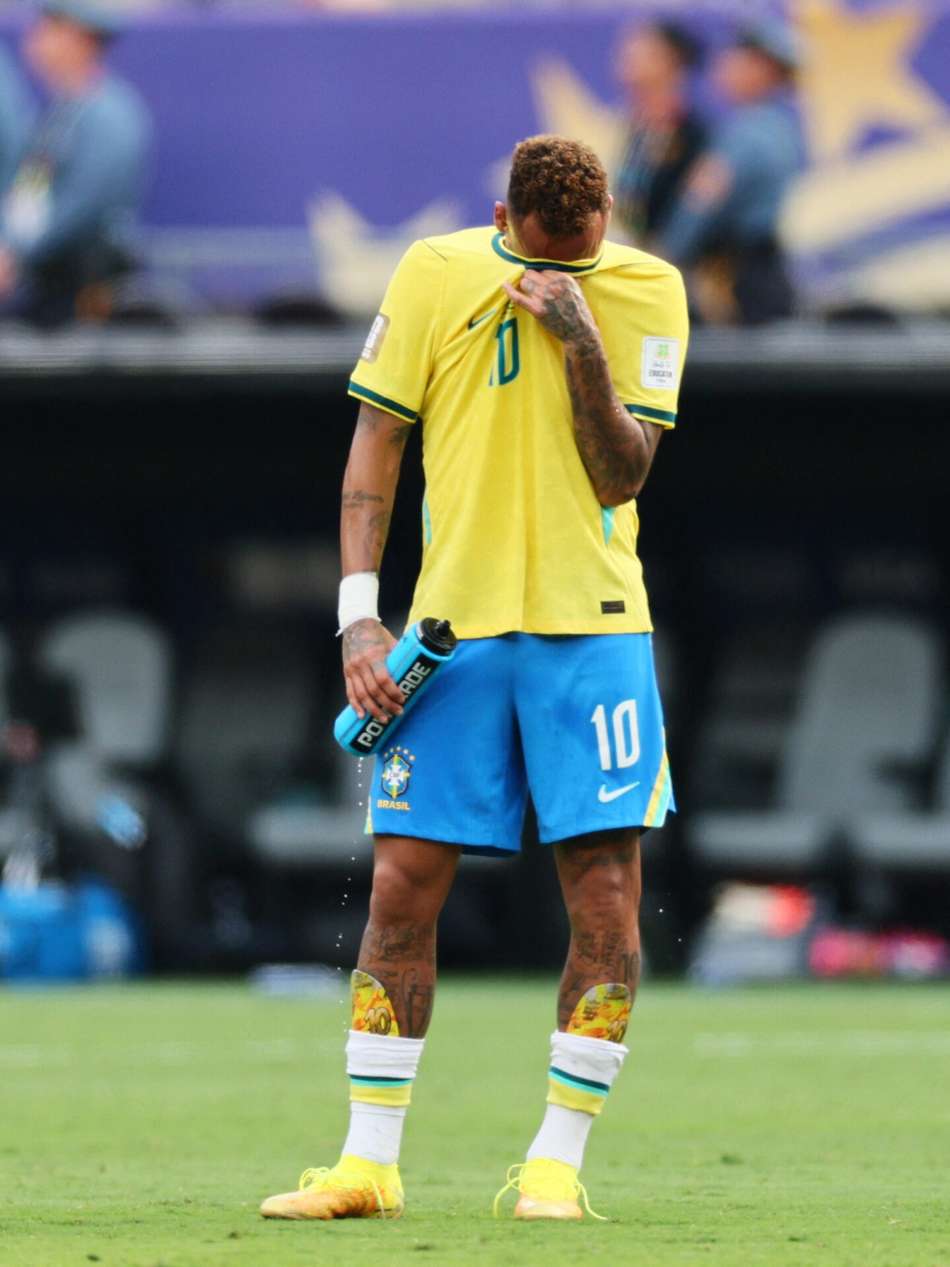 Neymar se emociona após eliminação da Seleção para Noruega na Copa do Mundo. (Foto: Reuters/Folhapress)