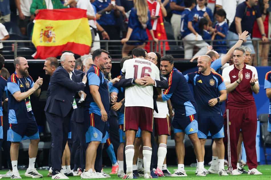 Luis de la Fuente, técnico da Espanha, e Rodri, da Espanha, comemoram a vitória por 2 a 0 durante a partida semifinal da Copa do Mundo FIFA.