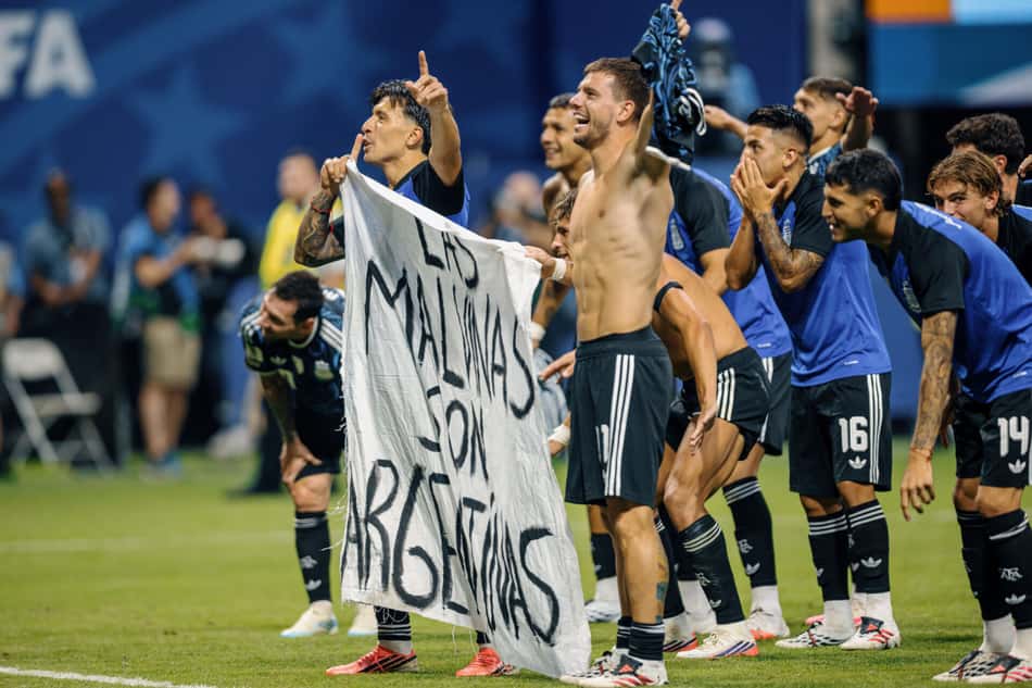 Jogadores da Argentina carregam no gramado faixa com mensagem política na Copa do Mundo: "Las Malvinas son Argentinas"