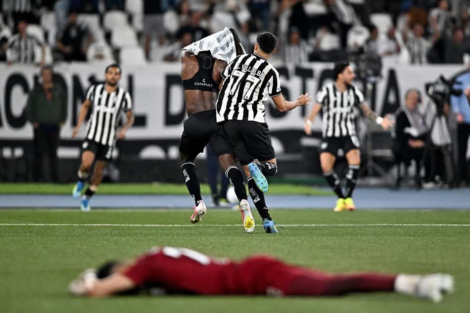 Botafogo vence o Santos nos acréscimos pelo Brasileirão. (Foto:  Código19/Folhapress)