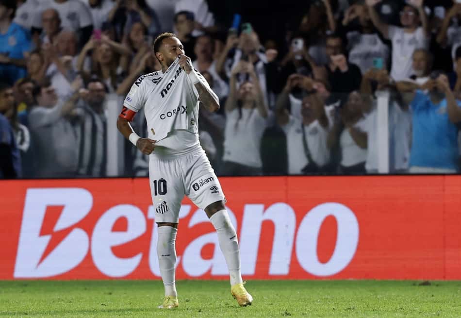 Neymar Jr. comemora gol marcado pelo Peixe, contra a Chapecoense, e beija o escudo da equipe do Santos.