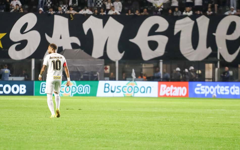 Neymar Jr. durante a partida contra a Chapecoense, duelo válido pelo Brasileirão.