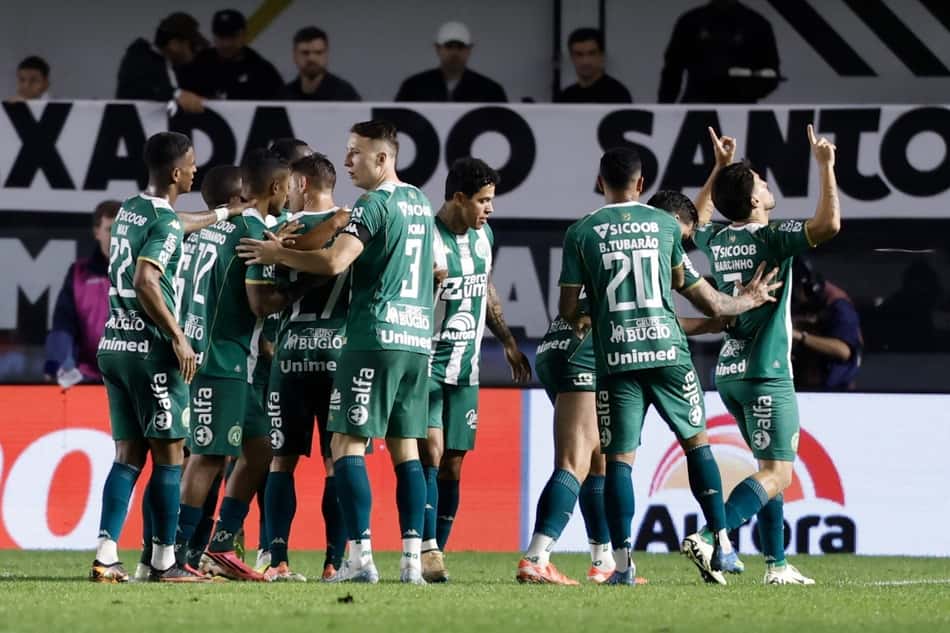 Marcinho, jogador da Chapecoense, comemora seu gol durante partida contra o Santos.