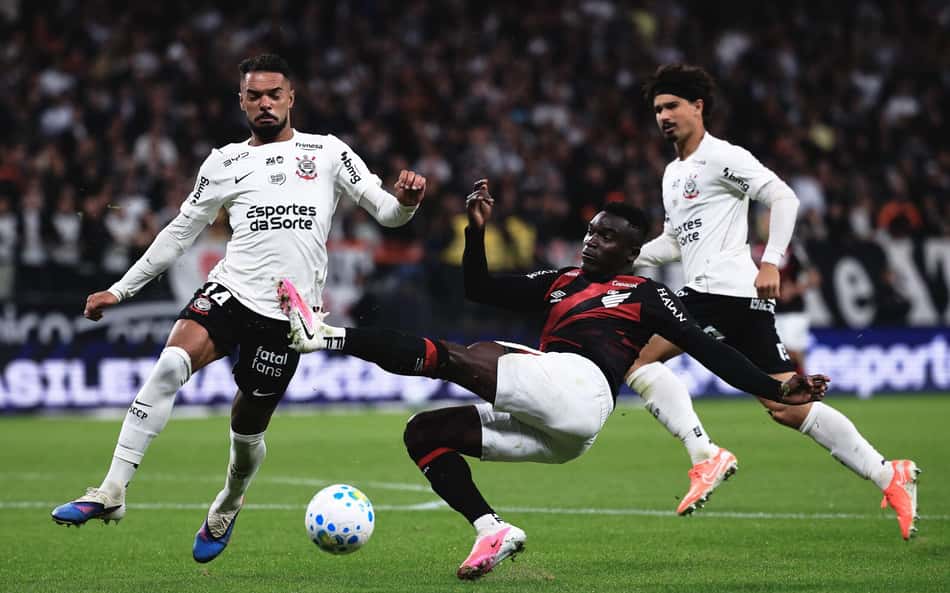 Raniele jogador do Corinthians disputa lance com Kevin Viveros jogador do Athletico-PR durante partida no estadio Arena Corinthians pelo campeonato Brasileiro A 2026.