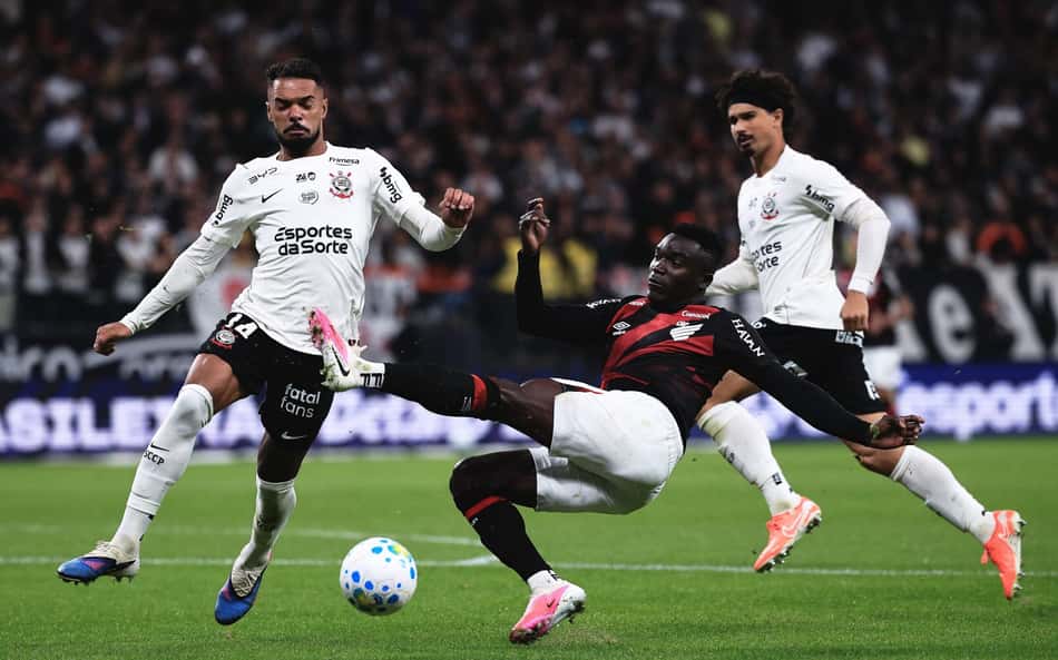 Raniele jogador do Corinthians disputa lance com Kevin Viveros jogador do Athletico-PR durante partida no estadio Arena Corinthians pelo campeonato Brasileiro A 2026.
