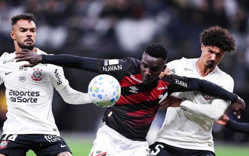 Raniele e Andre Ramalho durante a partida contra o Athletico-PR na Neo Quimica Arena.