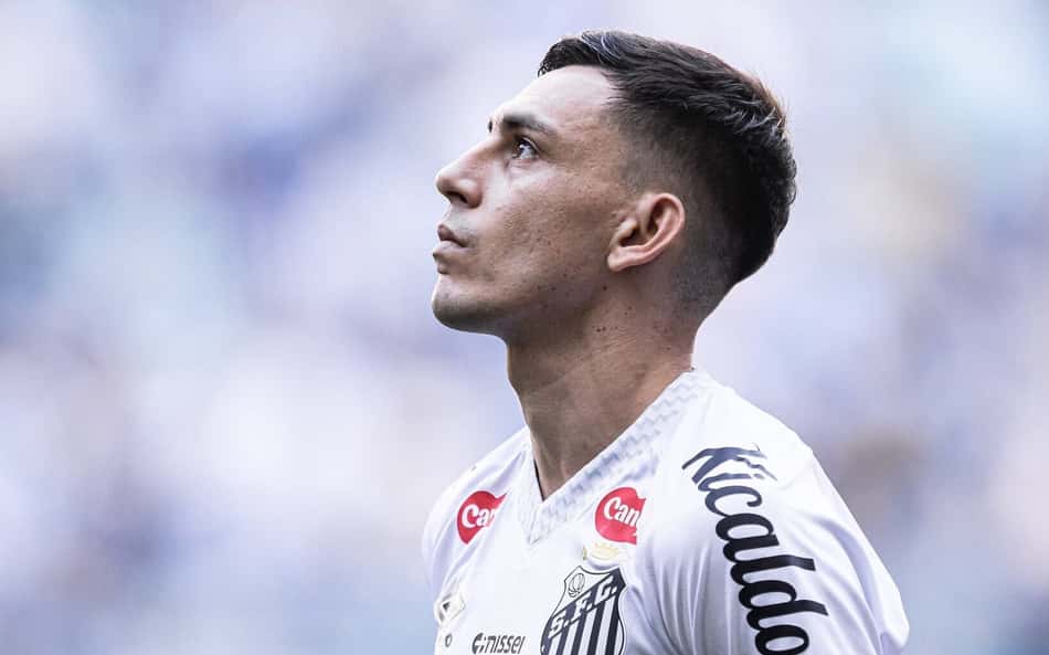 Escobar começa jogando diante do Bahia (Foto: Raul Baretta/ Santos FC)