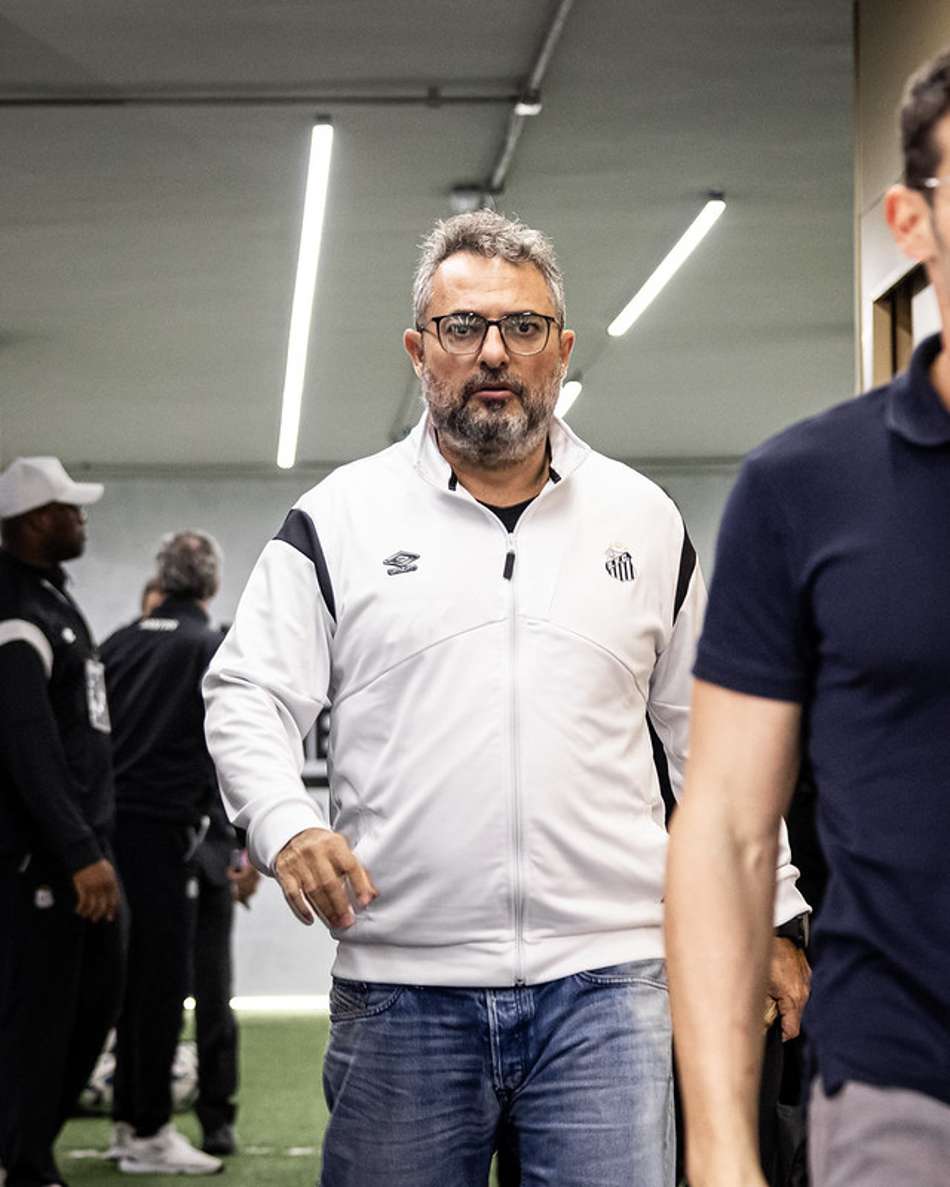Alexandre Mattos durante jogo do Santos na Vila Belmiro. (Foto: Raul Baretta/ Santos FC)