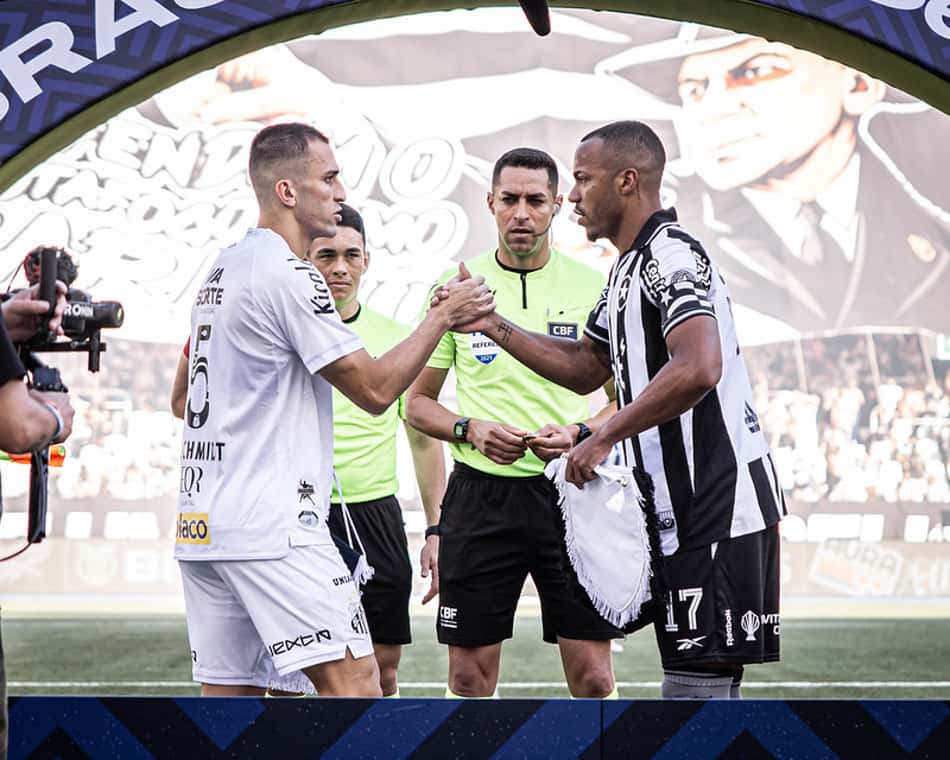 Santos e Botafogo em duelo pelo Brasileirão, em outubro de 2026. (Foto: Raul Baretta/ Santos FC)