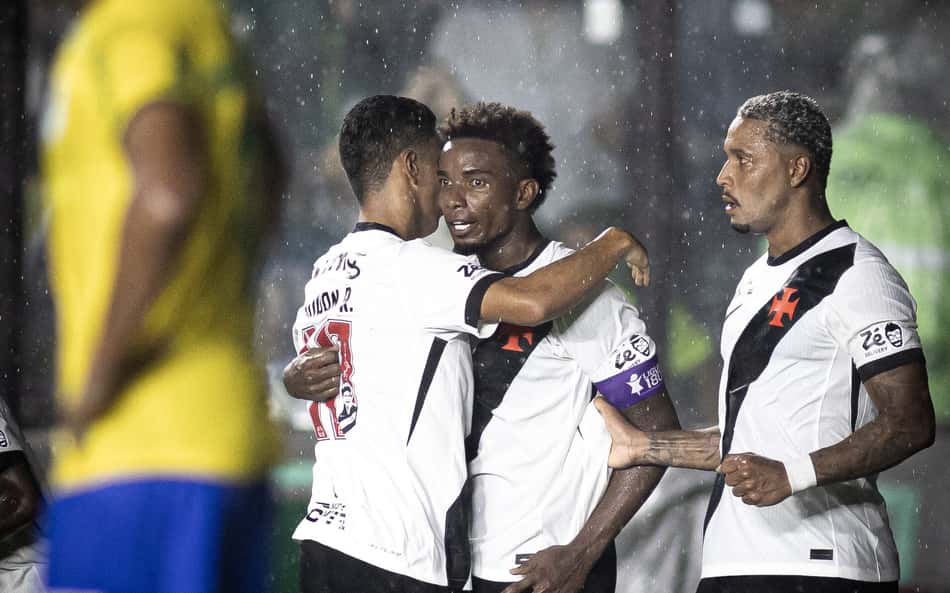 David e Rojas comemoram o gol de Thiago Mendes na vitória do Vasco sobre o até então líder Palmeiras