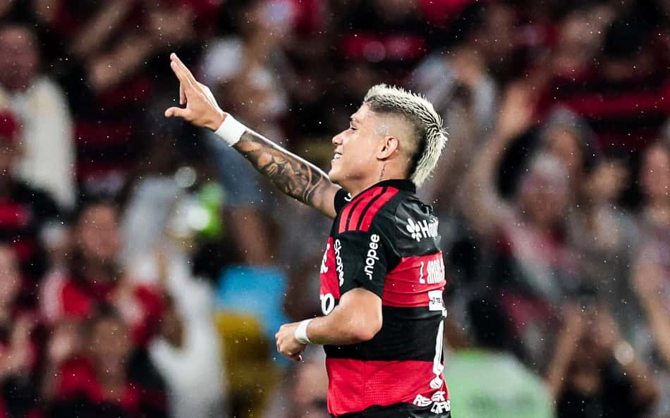 Luiz Araújo despista sobre sondagens e garante permanência no Flamengo