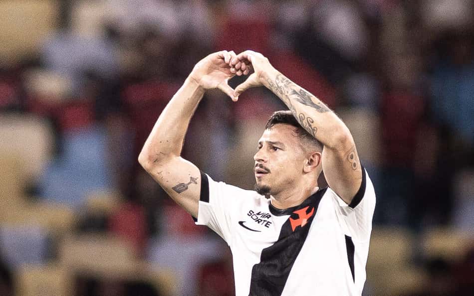 Hugo Moura faz o símbolo de coração com a mão em comemoração pelo Vasco