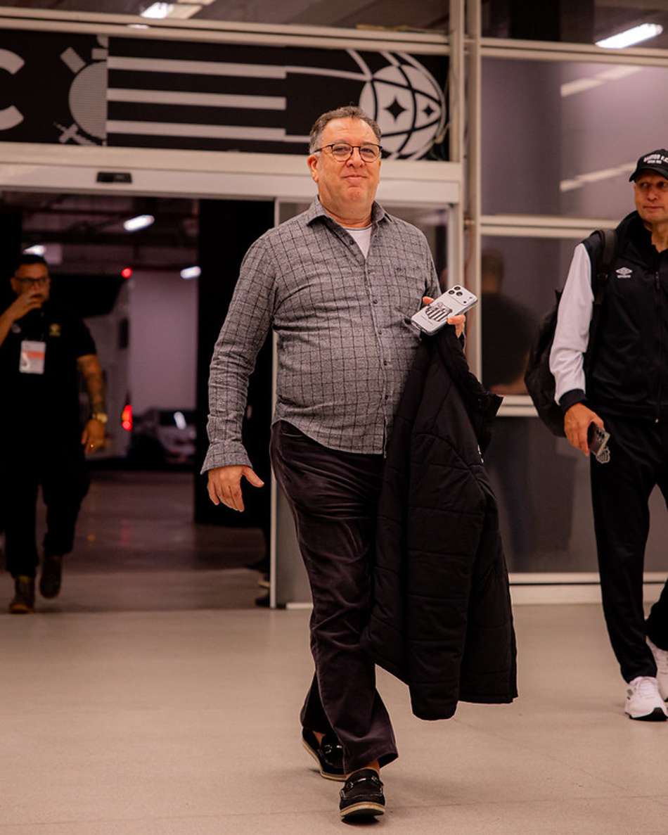 Marcelo Teixeira com a delegação do Santos na Neo Química Arena. (Foto: Raul Baretta/ Santos FC)