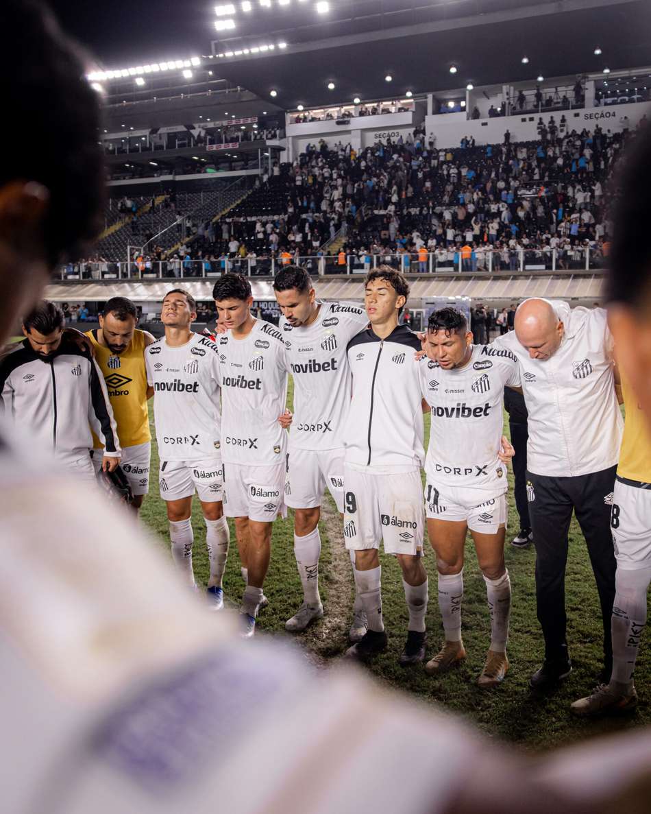 Elenco do Santos reunido após partida válida pelo Campeonato Brasileiro.