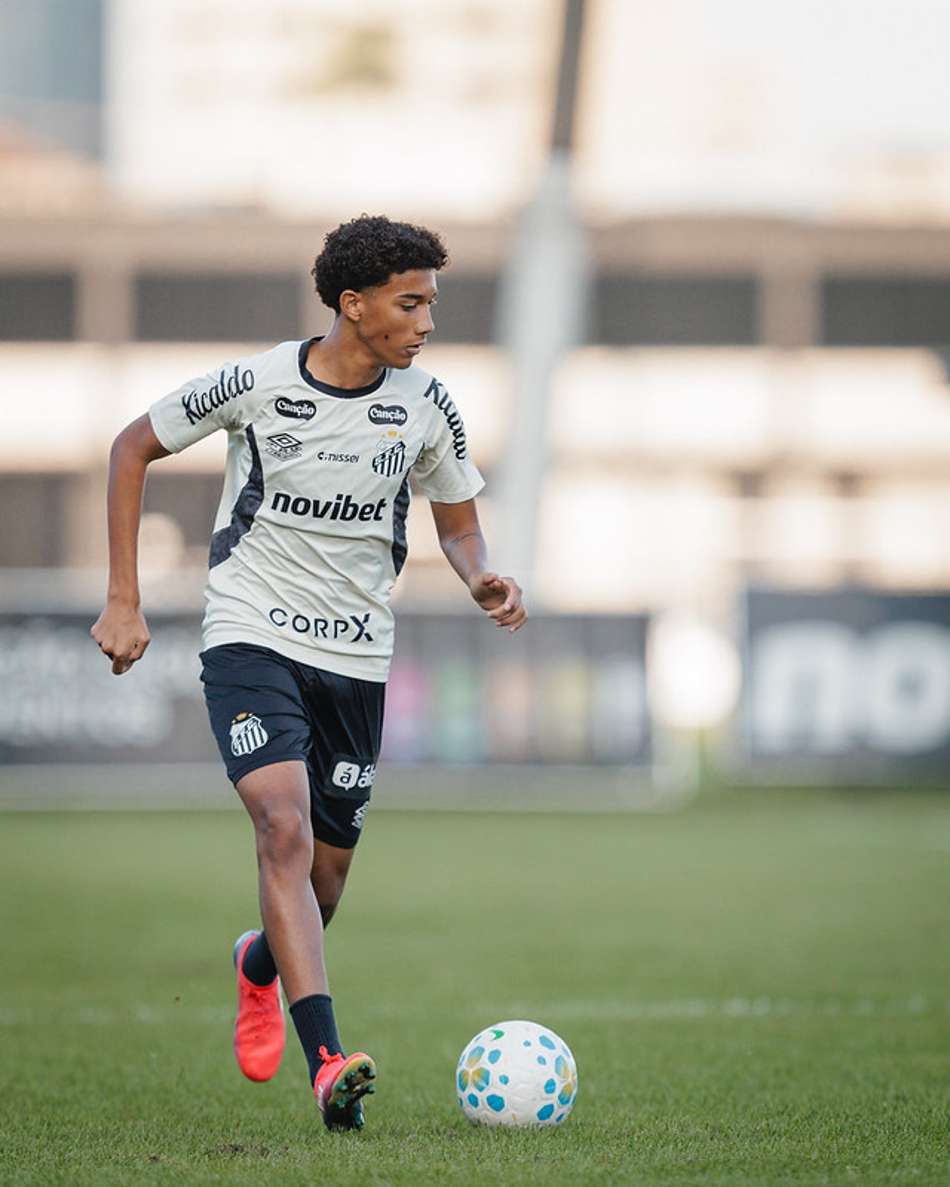 Robinho Jr. durante jogo-treino no CT Rei Pelé. (Foto: Raul Baretta/ Santos FC)