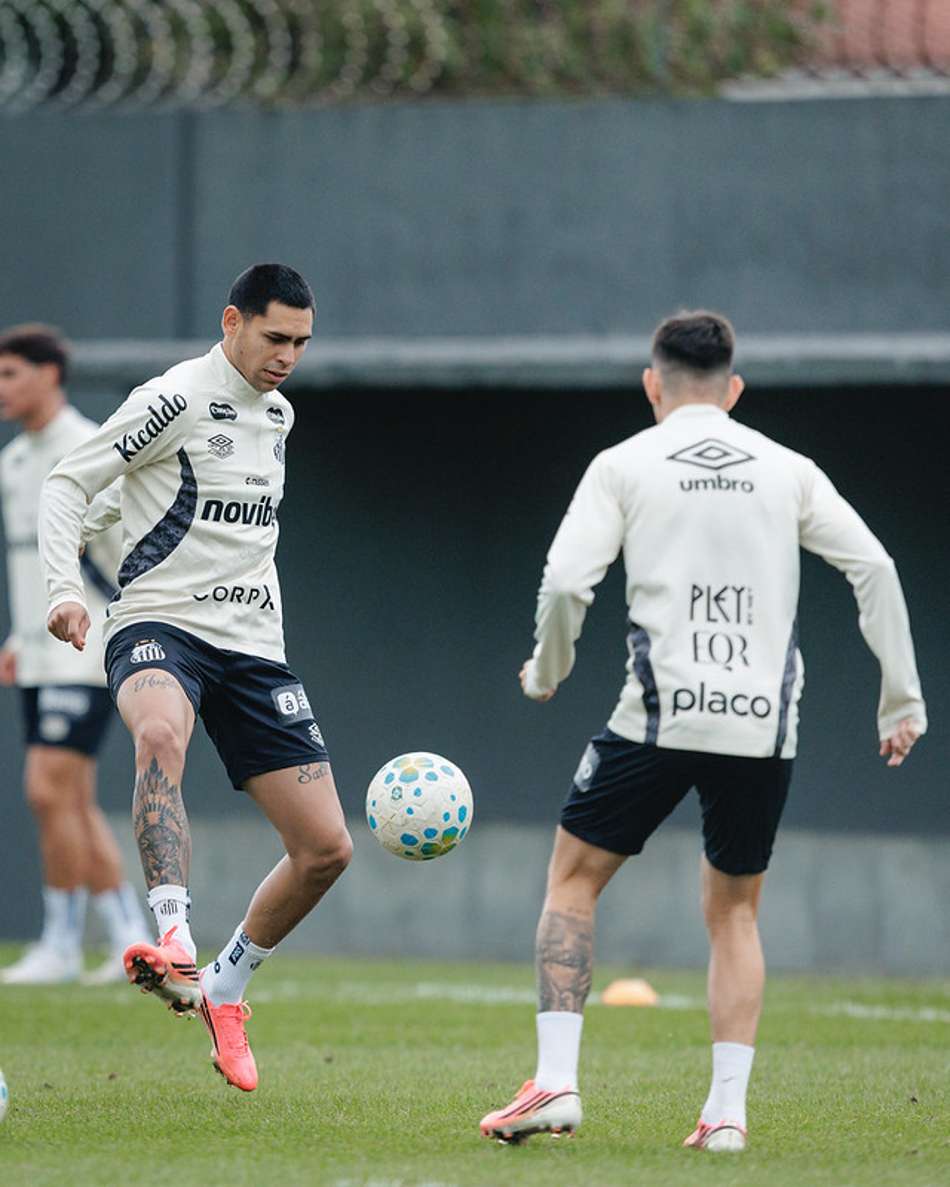 Gustavo Caballero durante treino do Santos no CT Rei Pelé. (Foto: Raul Barerta/ Santos FC)