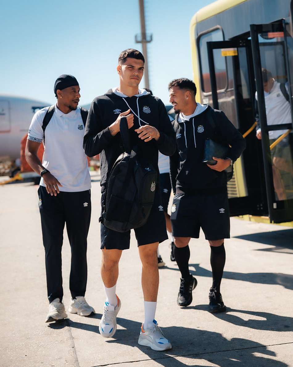 Gabriel Brazão com jogadores do Santos em viagem ao Rio de Janeiro. (Foto: Raul Barletta/ Santos FC)