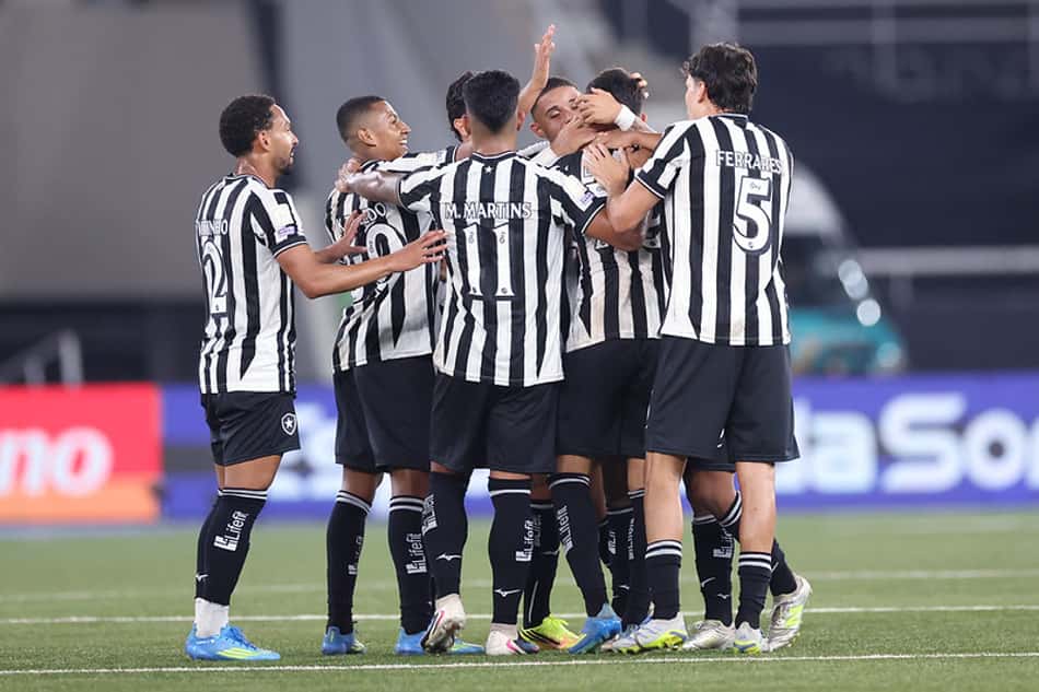 Botafogo vence o Santos na retomada do Brasileirão e se afasta da zona do rebaixamento. (Foto: Vitor Silva/Botafogo)