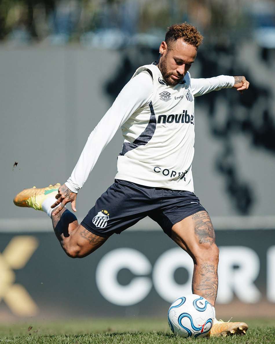 Neymar chuta a bola durante  treino do Santos no CT Rei Pelé