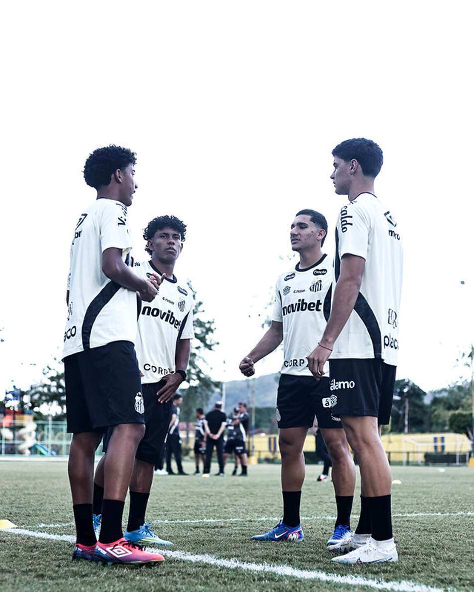 Meninos da Vila em treino do Santos na Venezuela. (Foto: Reinaldo Campos/ Santos FC)