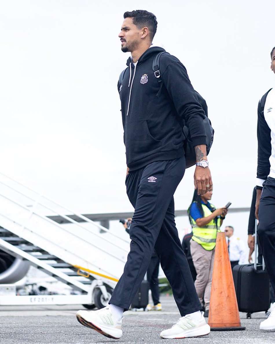 Lucas Veríssimo em viagem do Santos para Venezuela. (Foto: Reinaldo Campos/ Santos FC)