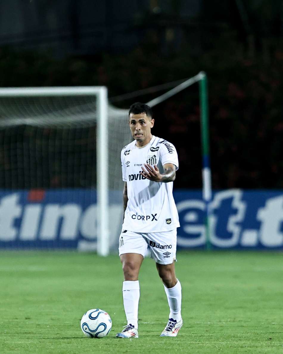 Christian Oliva, volante do Santos, durante partida contra o UCV, no duelo de ida da Sul-Americana.
