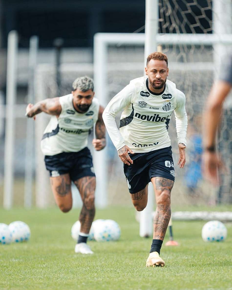 Gabriel Barbosa e Neymar correndo durante treino no CT Rei Pelé. (Foto: Raul Baretta/ Santos FC)