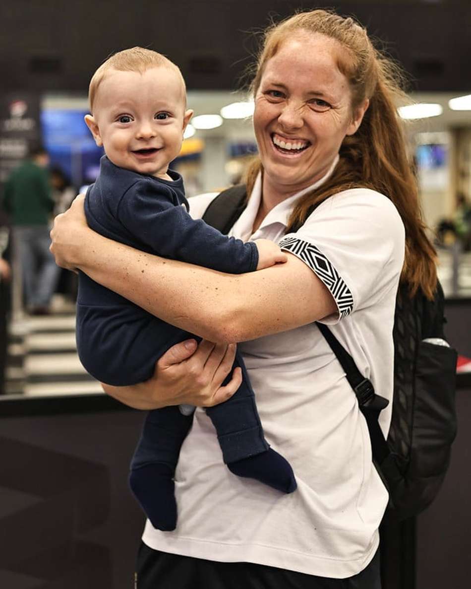 Ketlen viaja com o filho Lucca para jogo do Santos. (Foto: Reinaldo Campos/ Santos FC)