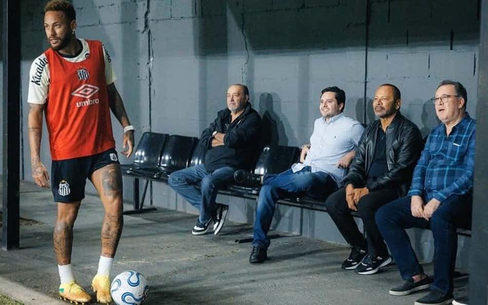 Neymar treina no CT Rei Pelé sob olhares do pai e do presidente do Santos, Marcelo Teixeira. (Foto: Raul Baretta/ Santos FC)