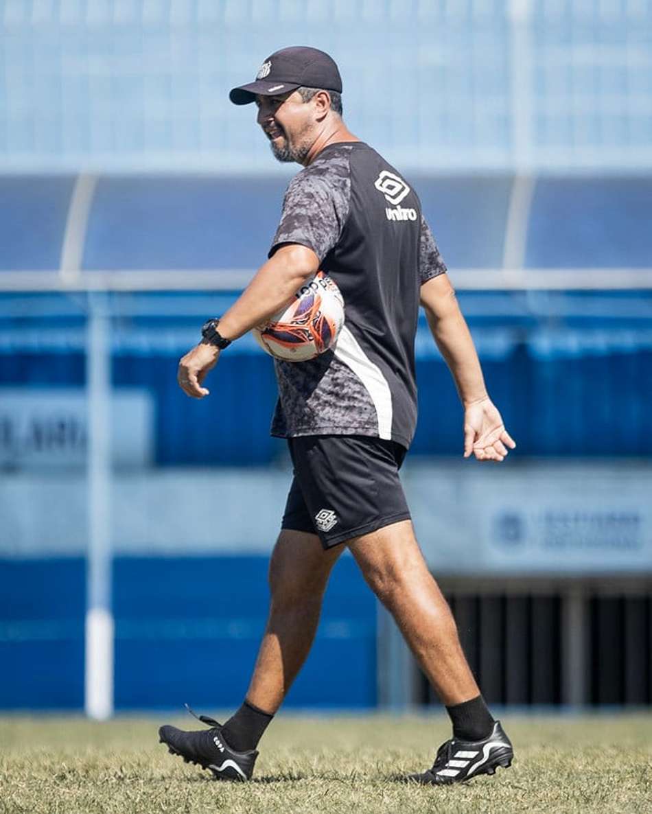 Élder Campos é o técnico Sub-20 do Santos. (Foto: Reinaldo Campos/ Santos FC)