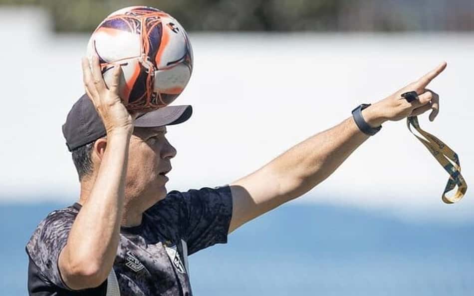 Élder Campos comandando treino no estádio Antônio Mourão Vieira Filho, no Rio de Janeiro. (Foto: Reinaldo Campos/ Santos FC)
