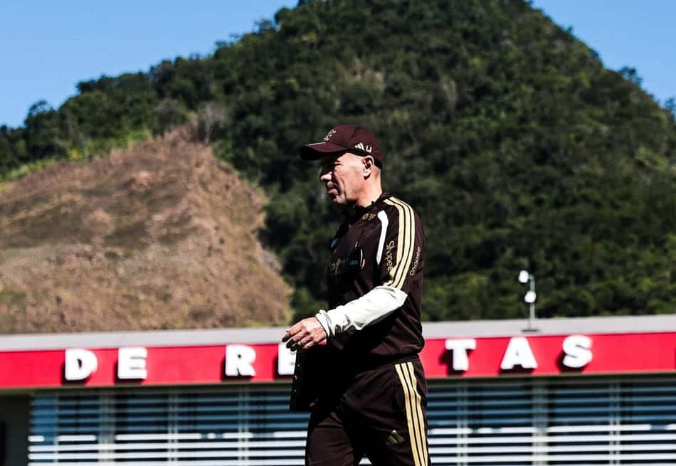 Leonardo Jardim durante treino no Ninho do Urubu (Foto: Gilvan de Souza/Flamengo)