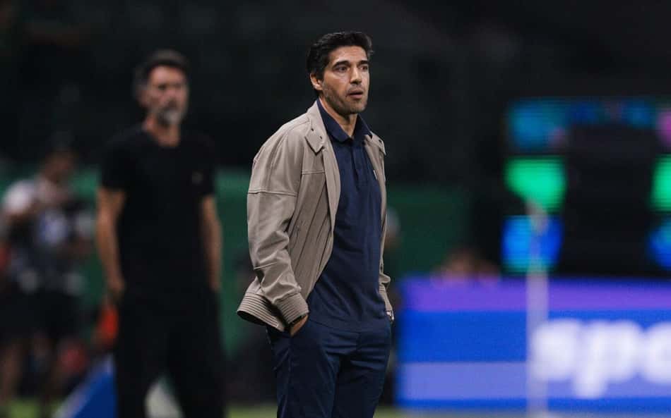 Abel Ferreira, treinador do Palmeiras, à beira do campo