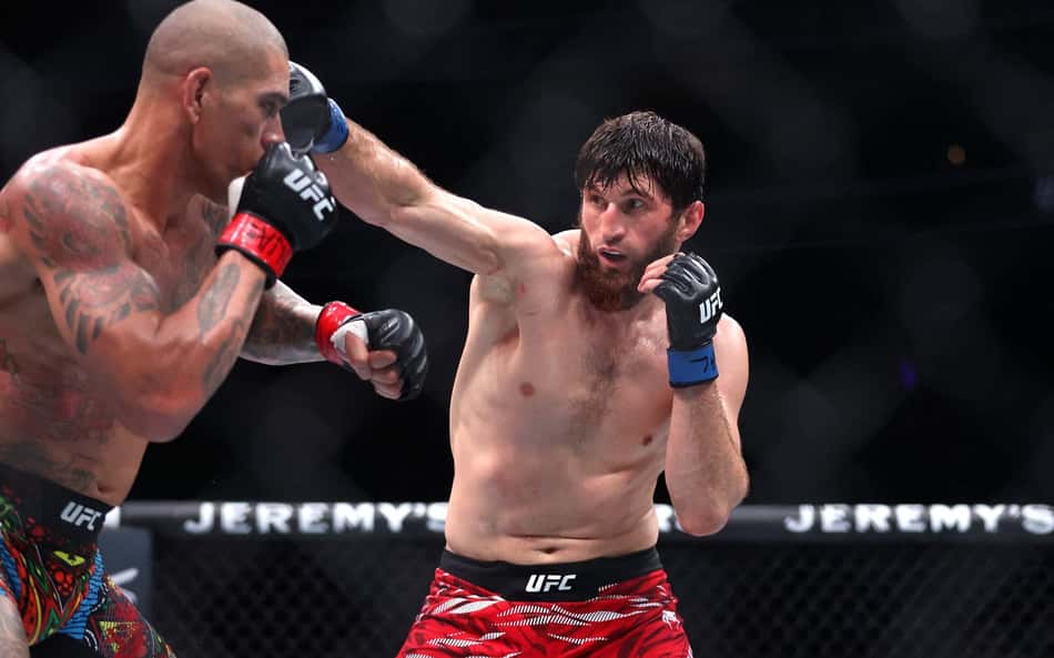 Ankalaev levou a melhor sobre Poatan na primeira luta, antes de ser nocauteado na revanche (Foto: Ian Maule/AFP)