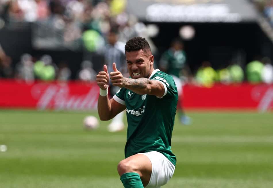 Paulinho comemora gol em Palmeiras x Botafogo (Foto: FRANCK FIFE / AFP)