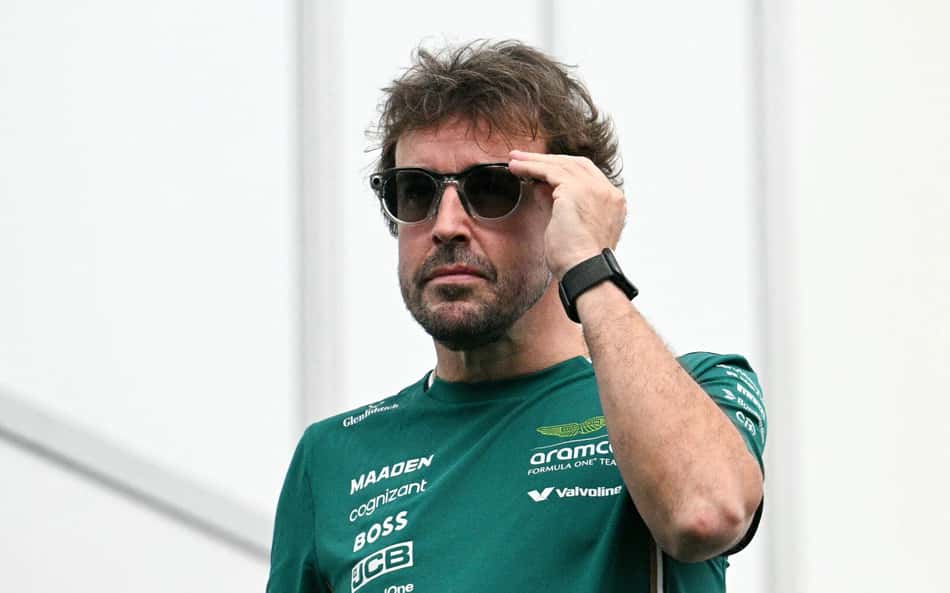 Fernando Alonso, da Aston Martin, chega ao Texas para o GP dos Estados Unidos de F1 (Foto: Jim Watson / AFP)