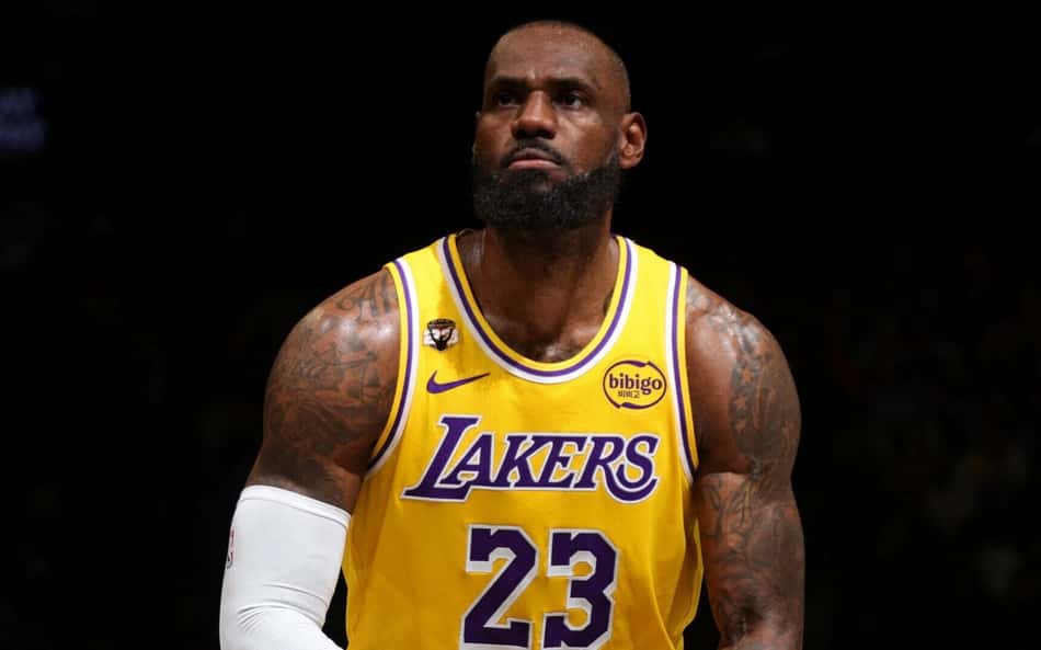LeBron James, do Los Angeles Lakers, arremessa lance livre contra o Brooklyn Nets