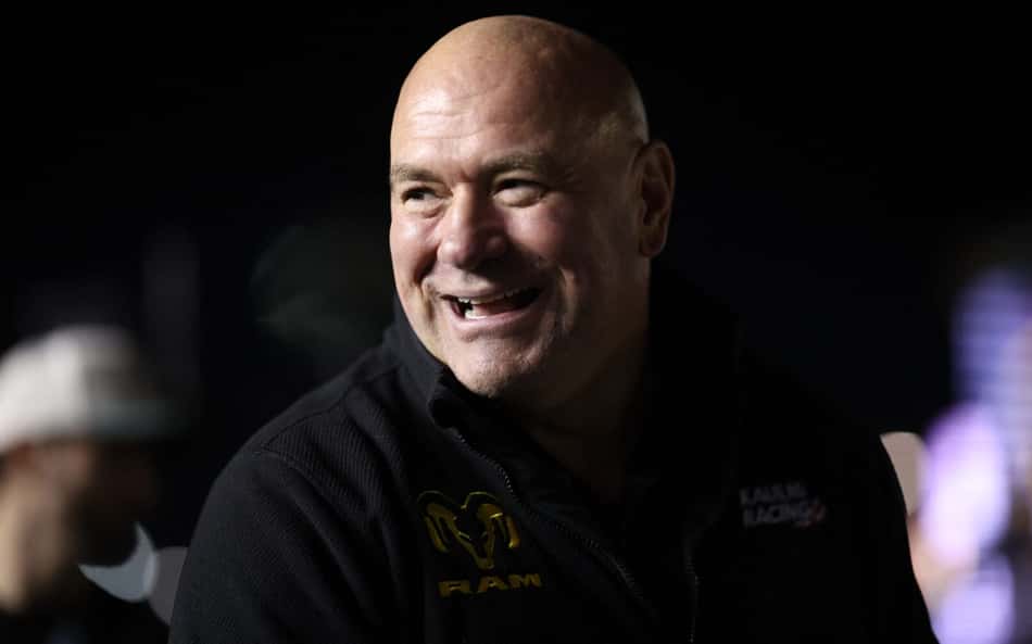 Dana White, presidente do UFC, ri no grid da NASCAR em Daytona Beach. (Foto: James Gilbert/Getty Images/AFP)