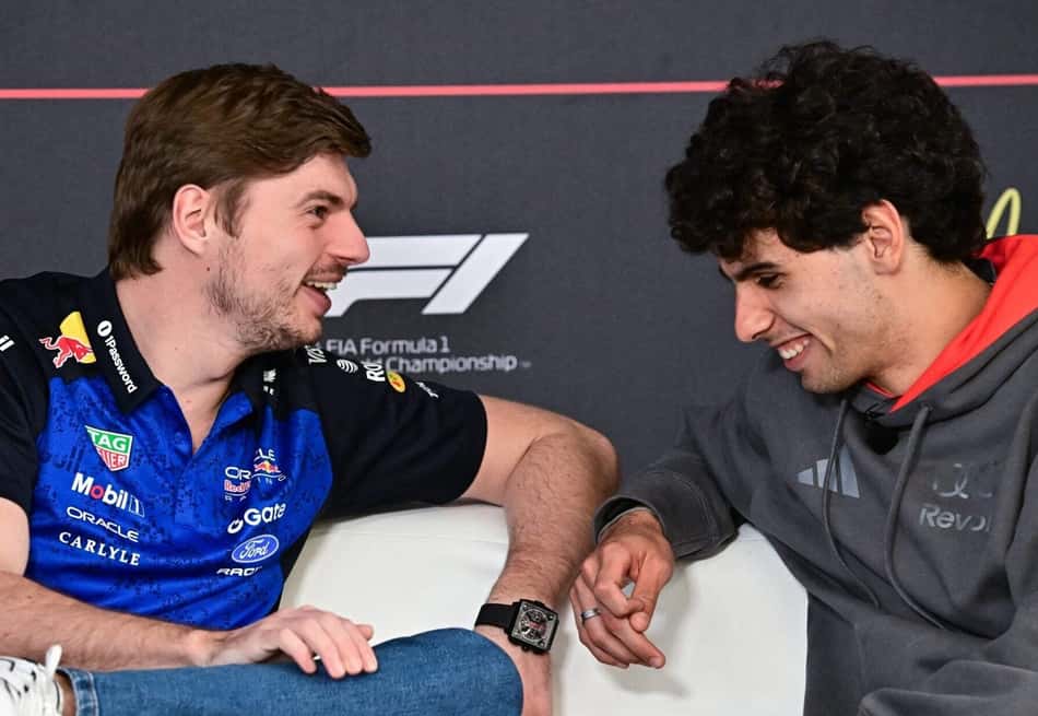 Max Verstappen e Gabriel Bortoleto em coletiva da pré-temporada da Fórmula 1 (Foto: Giuseppe Cacace/AFP)