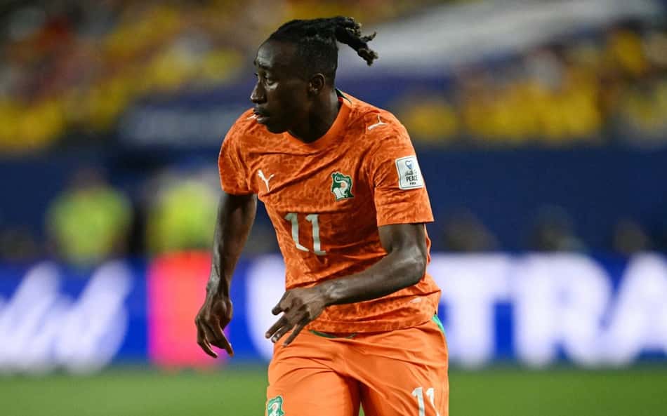 Yan Diomandé correndo com a bola pela Costa do Marfim