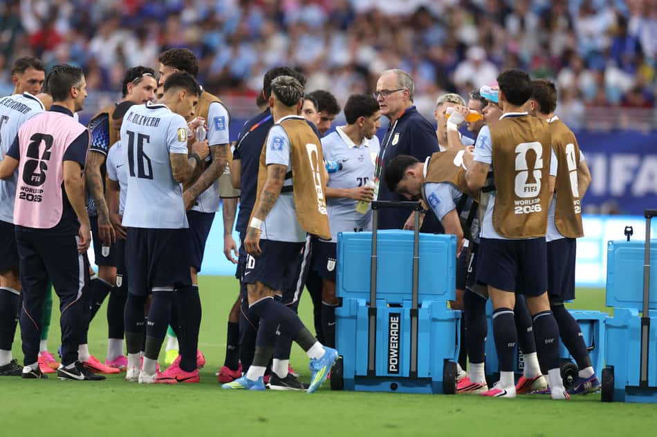 Marcelo Bielsa e os jogadores uruguaios reunidos durante partida da Copa do Mundo.
