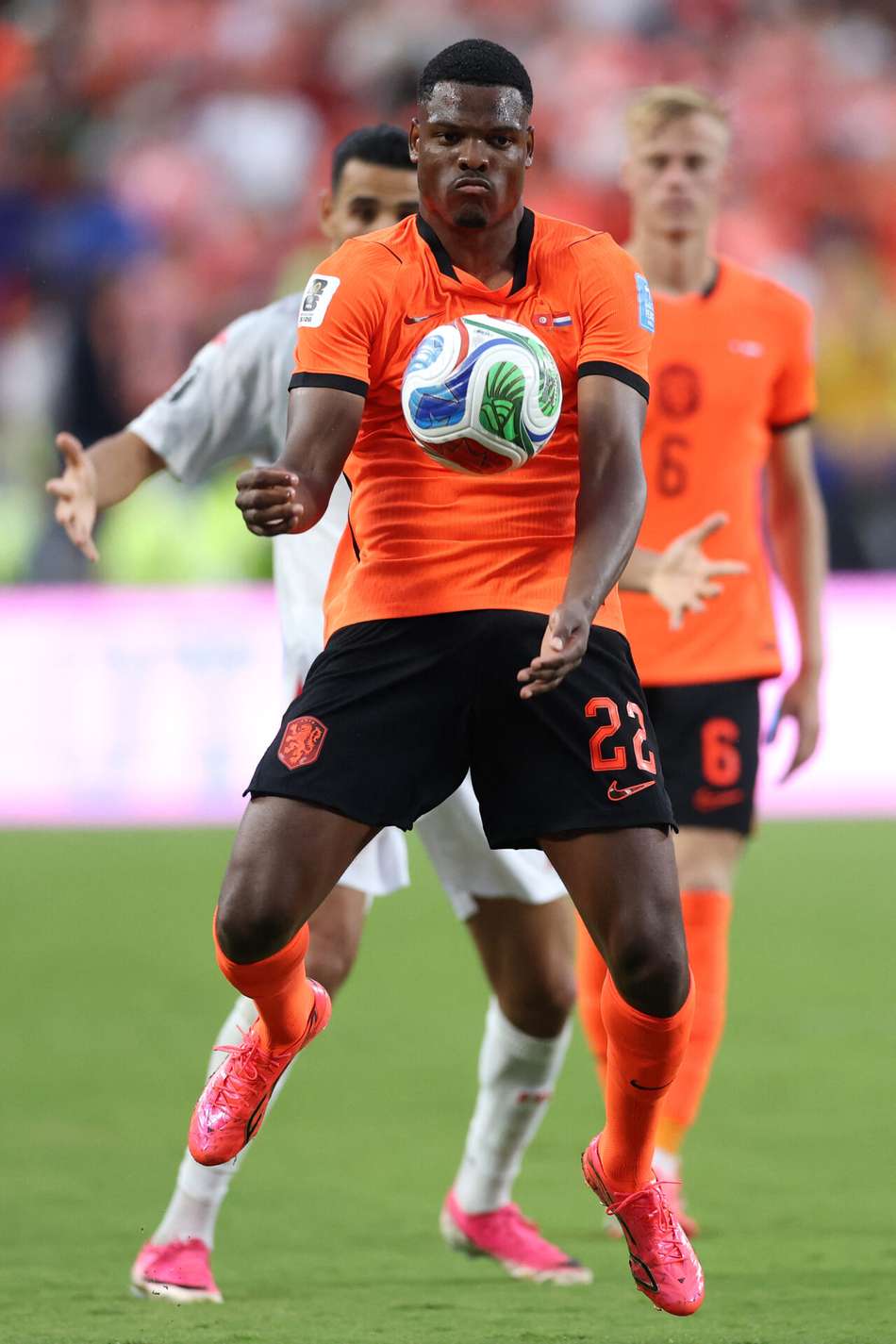 Denzel Dumfries, da Holanda, matando a bola no peito